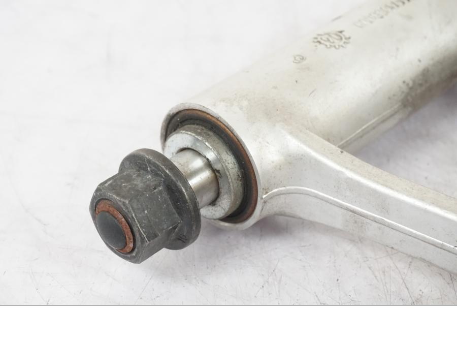 Höger sida på Stötdämparlänkage från en KTM 690 Duke -2015 motorcykel.