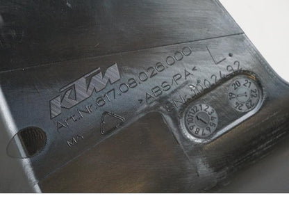 Extrabild5 på Sidkåpa innerplast från en KTM 1290 Super Duke R EVO -2023 motorcykel.