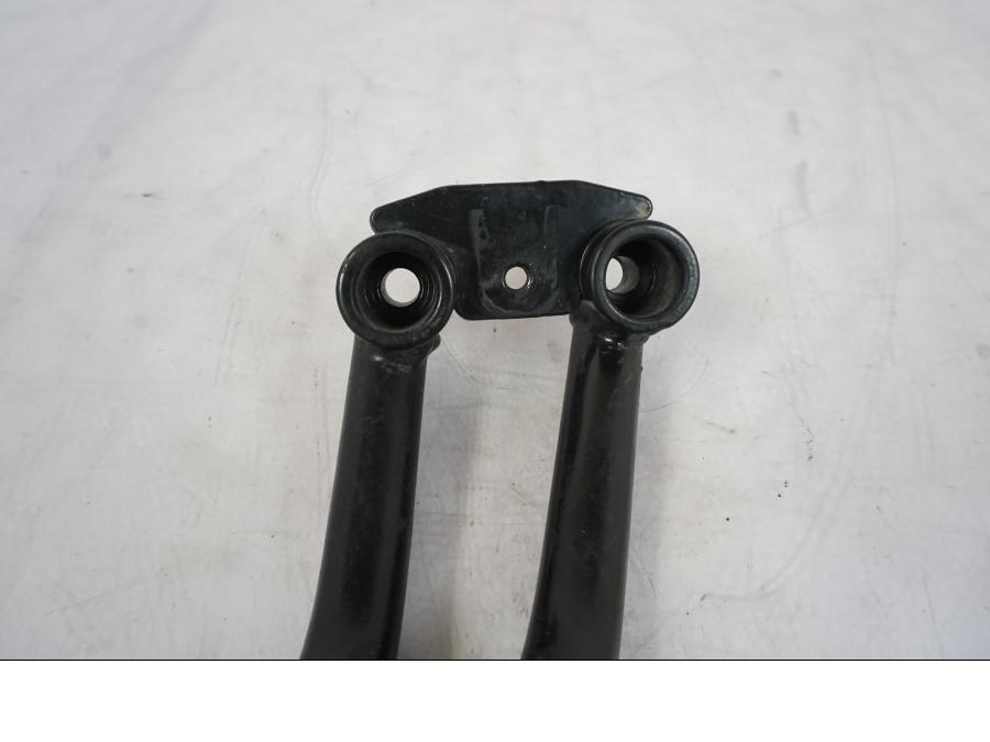 Vänster sida på Fotpinnefäste från en KTM 125 Duke -2017 motorcykel.