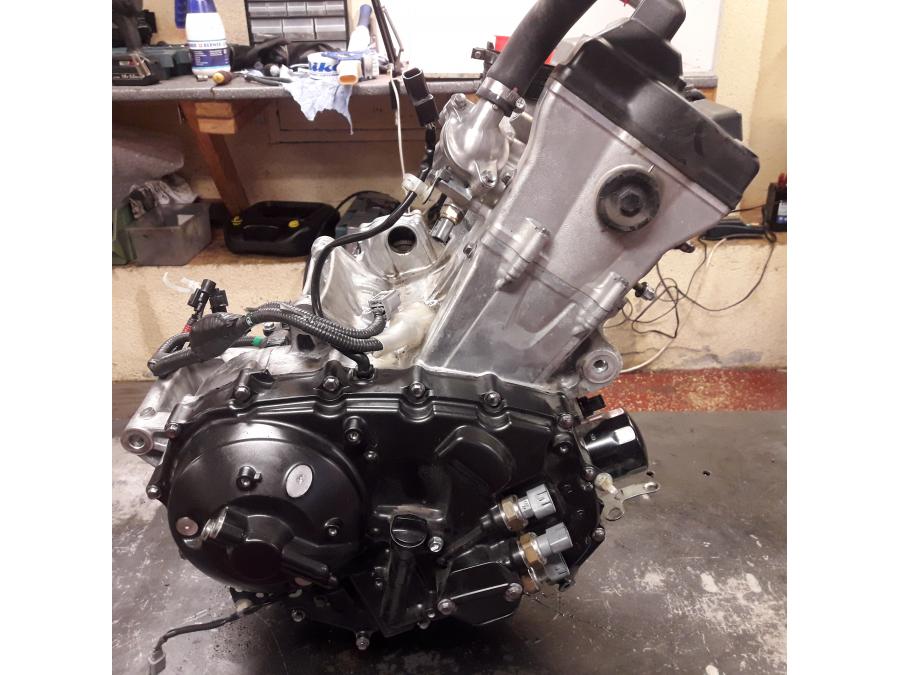 Höger sida på Motor från en Honda ADV 750 -2017 motorcykel.