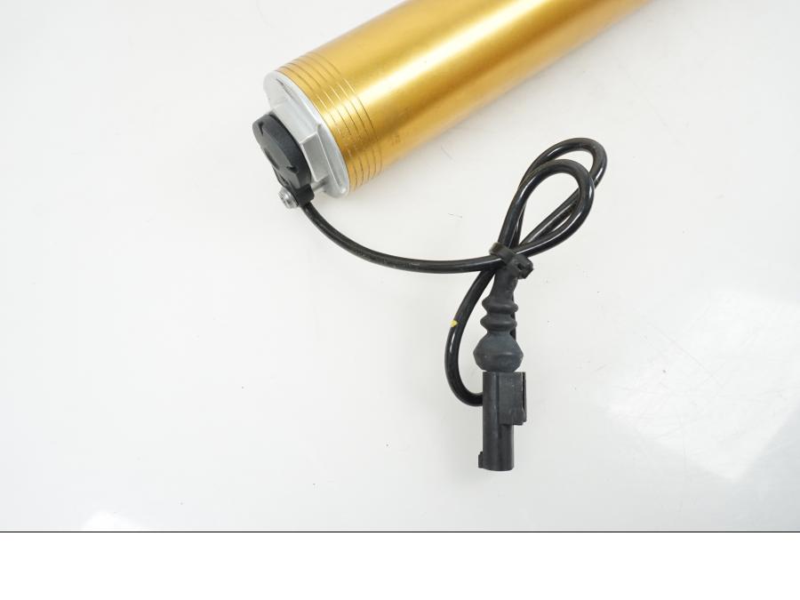 Snett nerifrån på Gaffelben från en BMW S 1000 R -2015 motorcykel.