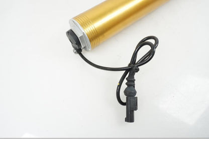 Snett nerifrån på Gaffelben från en BMW S 1000 R -2015 motorcykel.