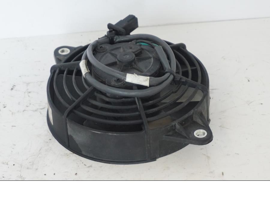 Höger sida på Vattenkylfläkt från en Honda SH 300 A -2011 scooter.