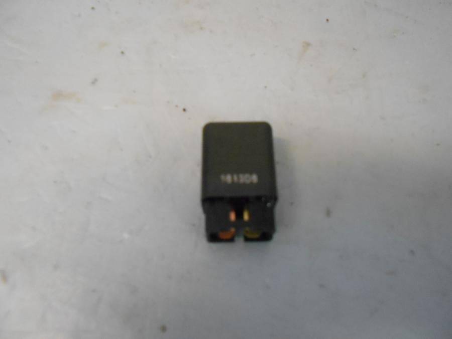 Framsidan på Relä från en Suzuki GSX 1400 -2003 motorcykel.