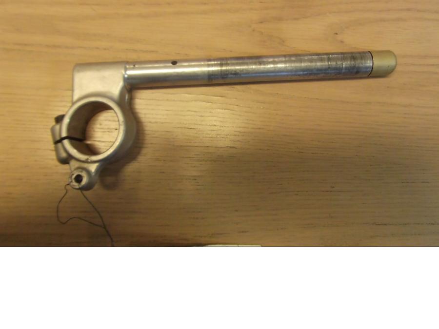 Framsidan på Styre från en Suzuki GSX-R 750 -1988 motorcykel.