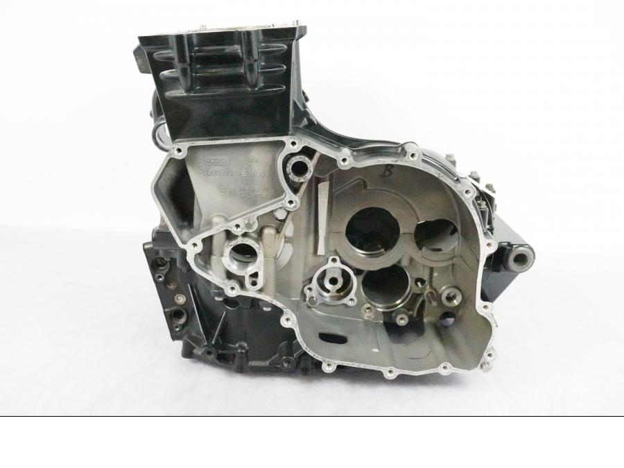 Vänster sida på Motorblock från en BMW F 800 GS -2009 motorcykel.