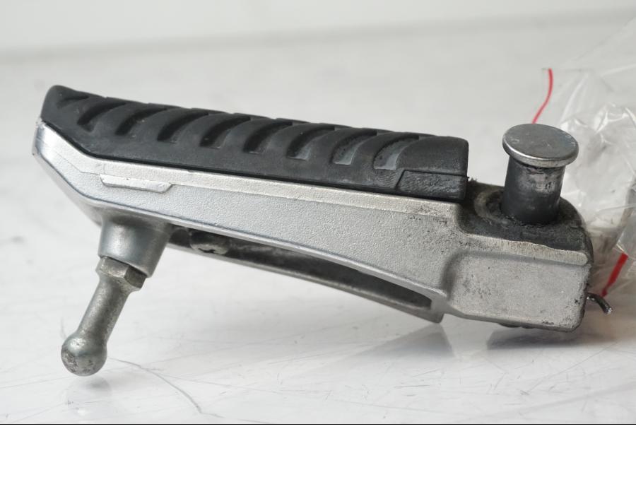 Snett nerifrån på <p>Fotpinne höger fram från Kawasaki ZZR 1400 2013.</p>

<p>Skrapmärken och repor finns se bilder.</p> motorcykel.