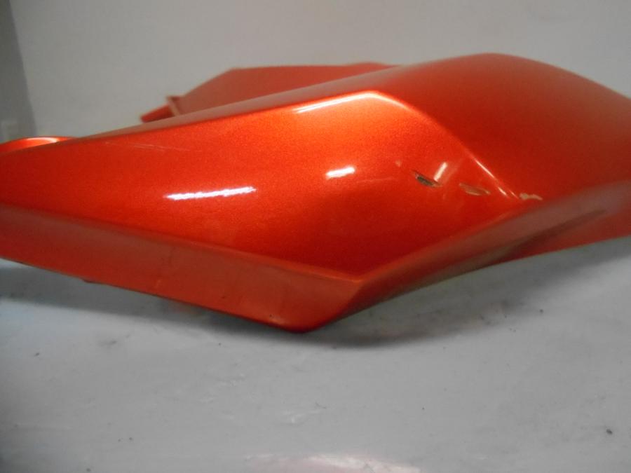 Höger sida på <p>Bakvinge från Kawasaki Z 800 2014.</p>

<p>Skrapmärken på vänster sida.</p> motorcykel.