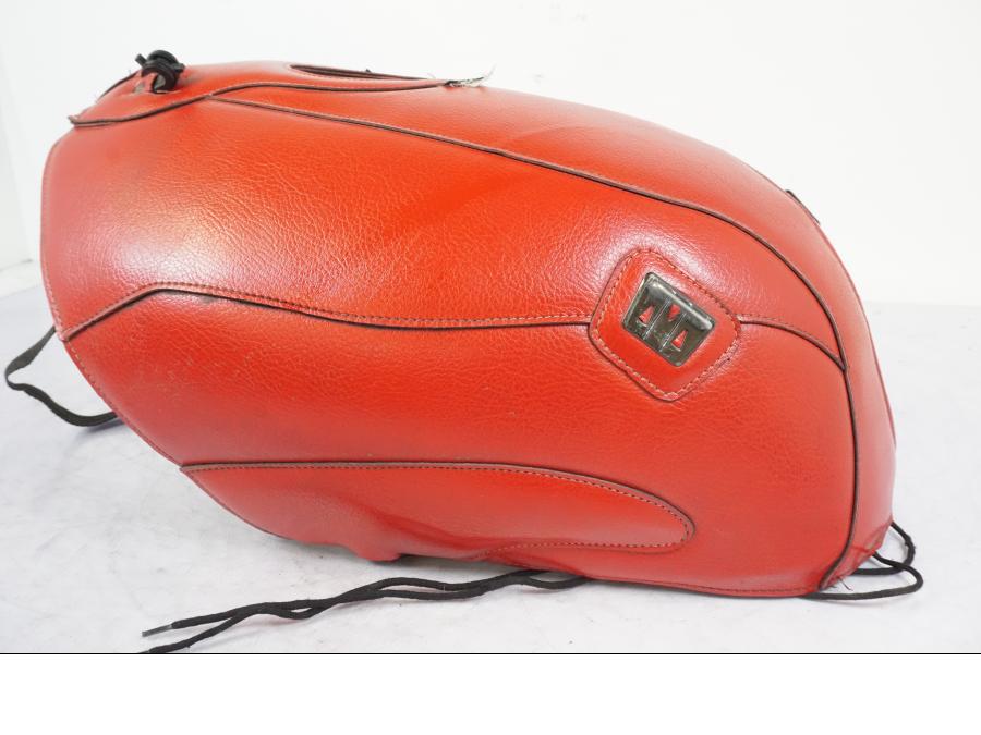 Höger sida på Bensintankläder från en Honda CBR 1000 F -1999 motorcykel.