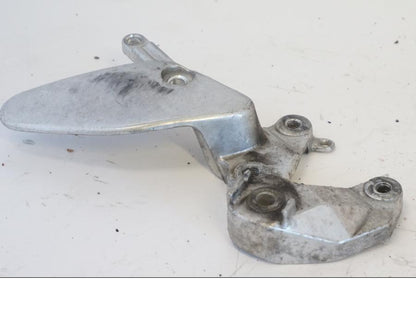 Höger sida på Fotpinnefäste från en Yamaha YZF 1000 R -1997 motorcykel.