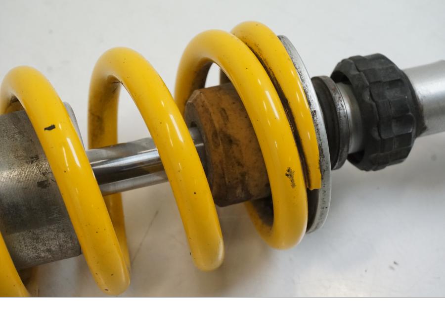 Snett nerifrån på Stötdämpare från en Aprilia Tuono V4R -2011 motorcykel.