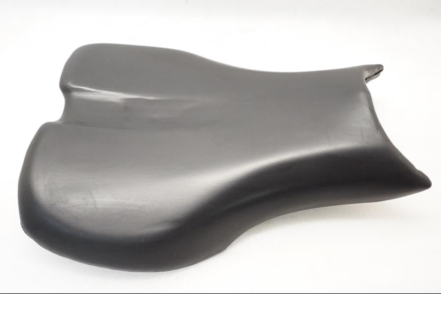 Framsidan på Sadel från en Triumph Daytona 675 -2008 motorcykel.