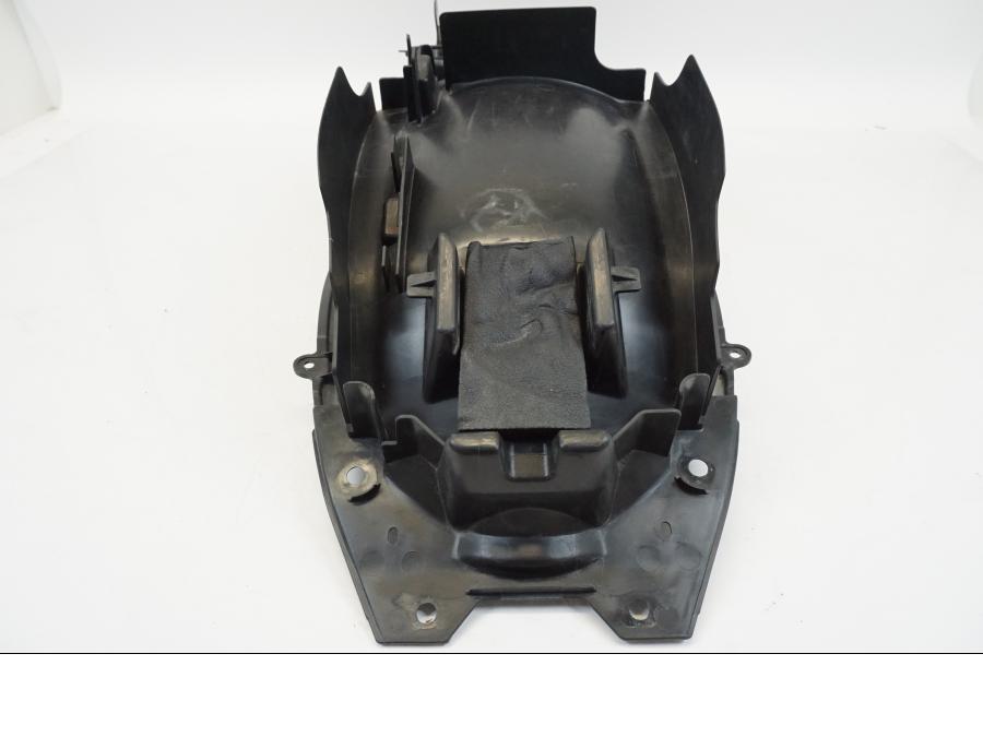 Snett nerifrån på Undertail från en Suzuki GSX 1300 R -2017 motorcykel.