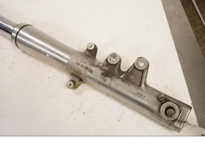 Vänster sida på Gaffelben från en Suzuki VL 800 -2004 motorcykel.