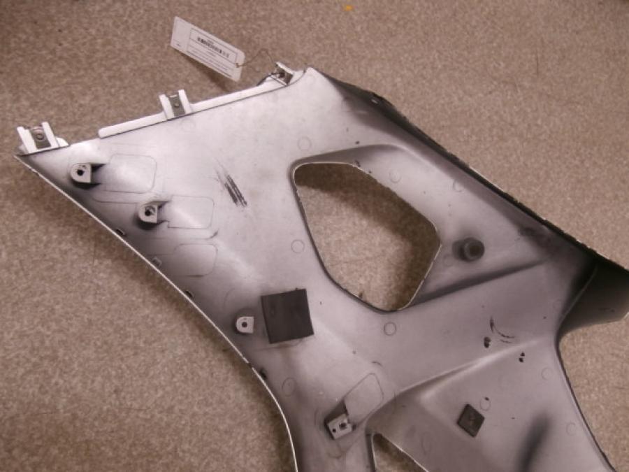 Snett uppifrån på Sidkåpa från en Suzuki GSX-R 1000 -2003 motorcykel.