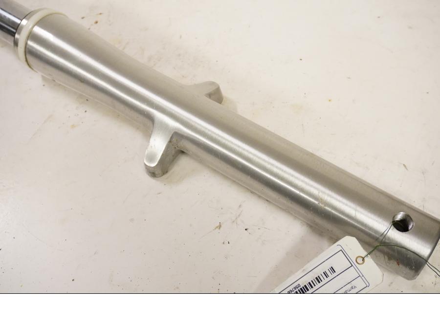 Baksidan på Gaffelben från en Yamaha XVS 650 -2002 motorcykel.