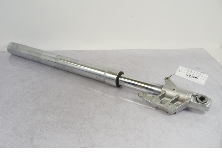 Baksidan på Gaffelben från en Suzuki VZ 800 -2000 motorcykel.