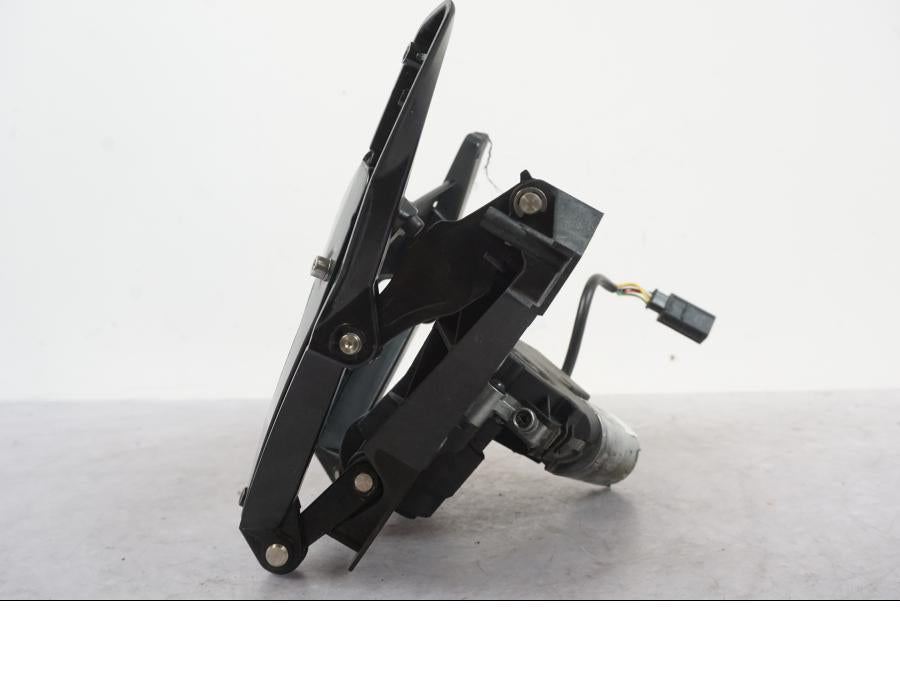 Snett uppifrån på Vindrutemotor från en BMW K 1600 GTL -2015 motorcykel.