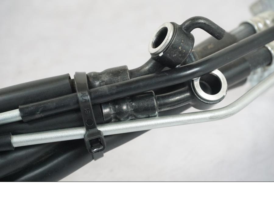 Vänster sida på Bromsledning från en Kawasaki Z 900 -2019 motorcykel.