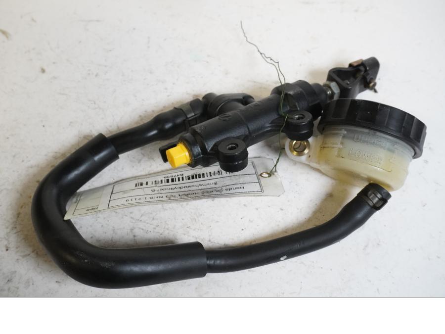 Baksidan på Bromshuvudcylinder från en Honda CB 600 Hornet -2003 motorcykel.