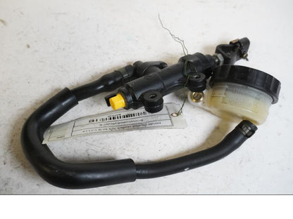 Baksidan på Bromshuvudcylinder från en Honda CB 600 Hornet -2003 motorcykel.