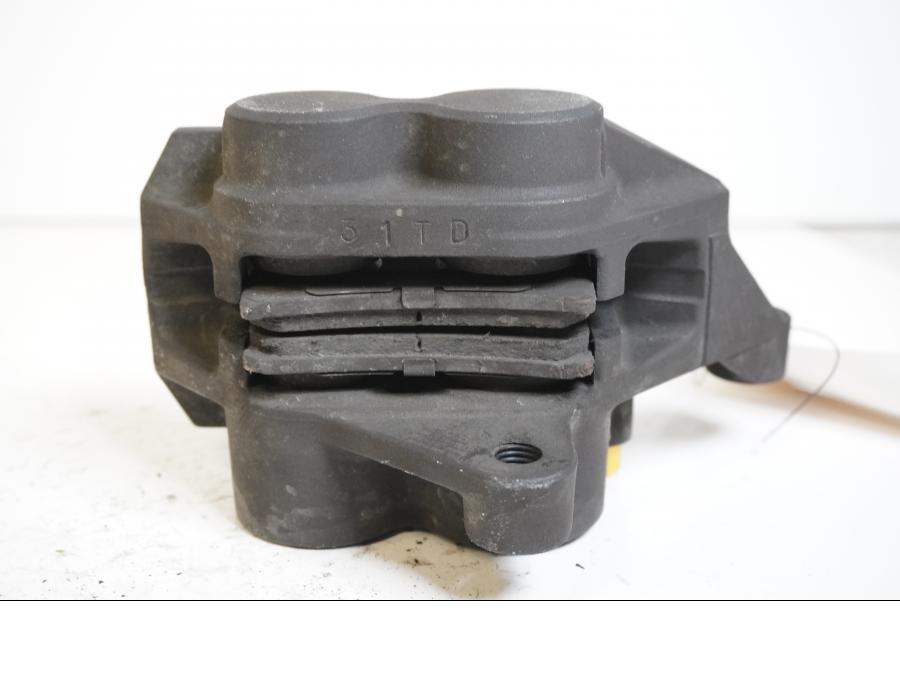 Höger sida på Bromsok från en Yamaha XV 1700 -2003 motorcykel.