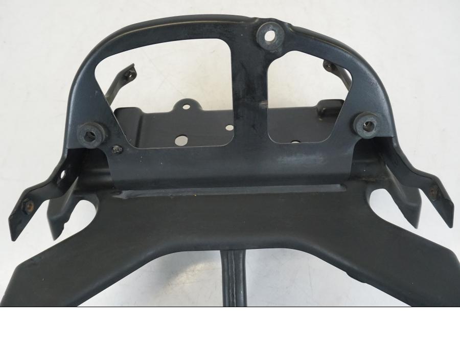 Baksidan på Toppkåpstag från en BMW F 650 CS -2003 motorcykel.