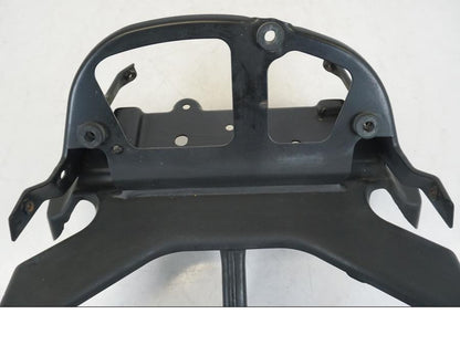 Baksidan på Toppkåpstag från en BMW F 650 CS -2003 motorcykel.