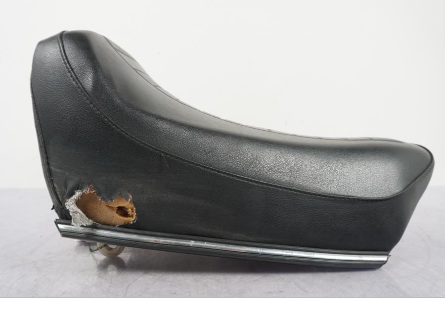 Baksidan på Sadel från en Honda GL 500 -1982 motorcykel.