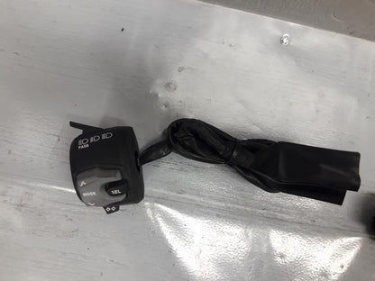 Baksidan på Styrelreglage från en Suzuki DL 1000 -2018 motorcykel.