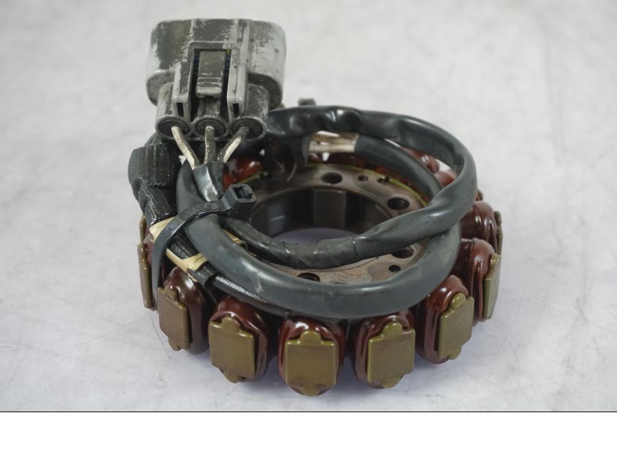 Höger sida på Generator från en Kawasaki ZX-10R -2008 motorcykel.