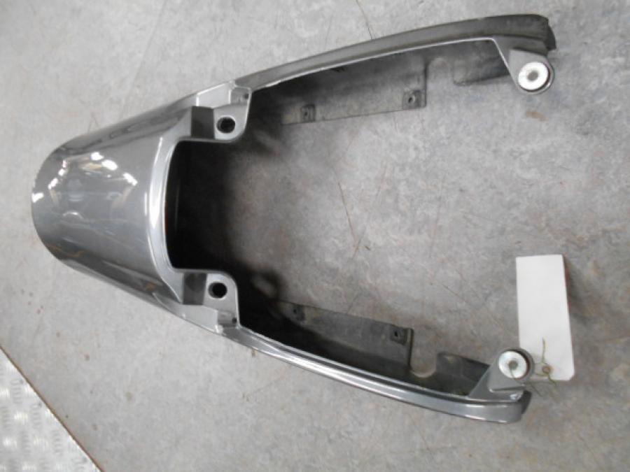 Snett uppifrån på Bakvinge från en Suzuki GSX 750 -2002 motorcykel.