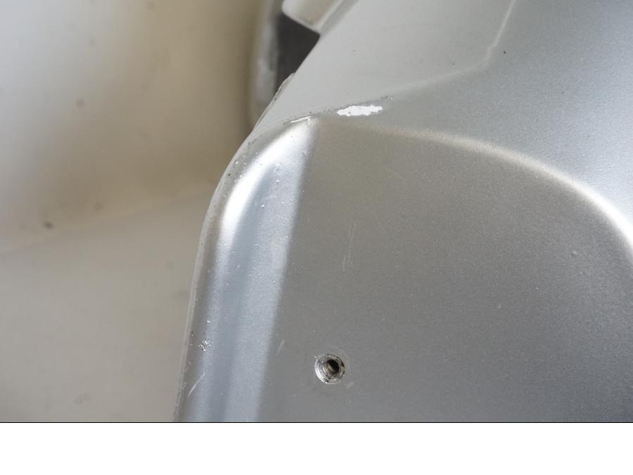 Snett nerifrån på Bensintank från en Triumph Tiger -2001 motorcykel.