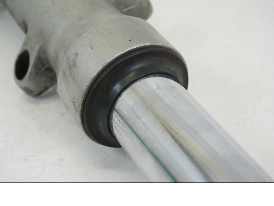 Snett nerifrån på Gaffelben från en Honda CB 750 -2002 motorcykel.