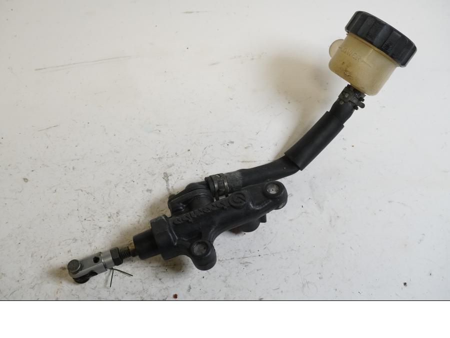 Framsidan på Bromshuvudcylinder från en Yamaha YZF R6 -2000 motorcykel.