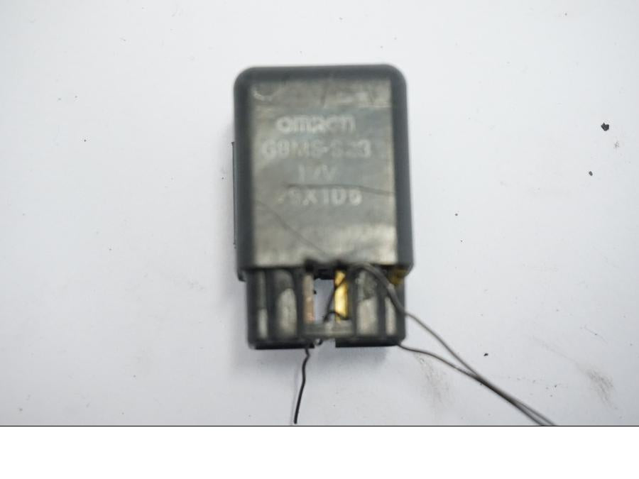 Framsidan på Relä från en Suzuki DL 1000 -2003 motorcykel.