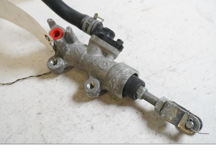 Vänster sida på Bromshuvudcylinder från en Suzuki GSX-R 750 -2000 motorcykel.