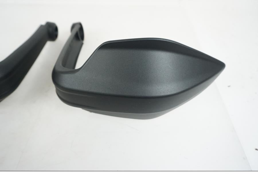 Baksidan på Handskydd från en Ducati Desert X -2023 motorcykel.