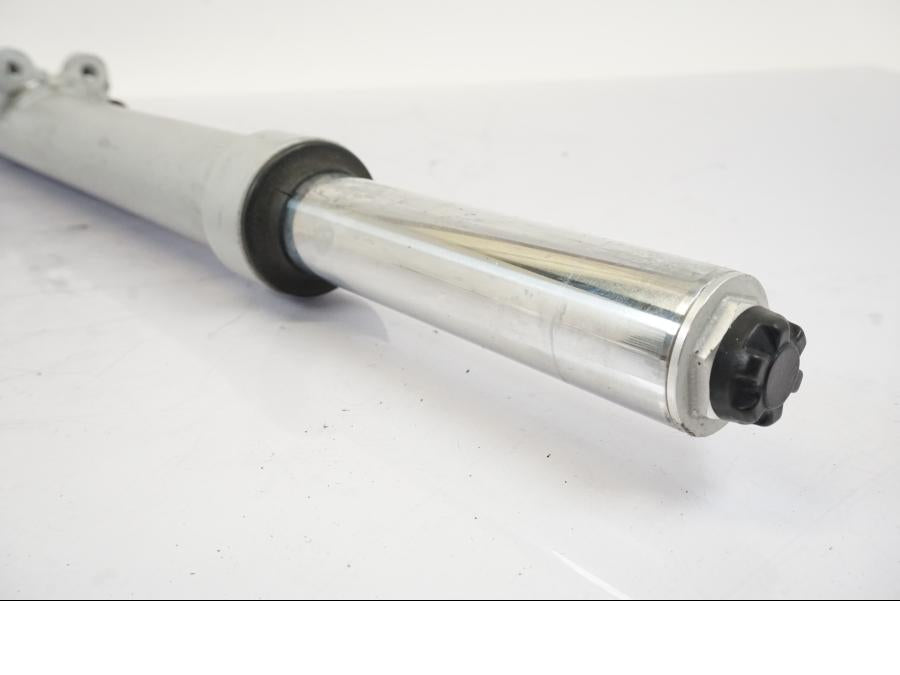 Snett nerifrån på Gaffelben från en BMW R 1150 RS -2003 motorcykel.