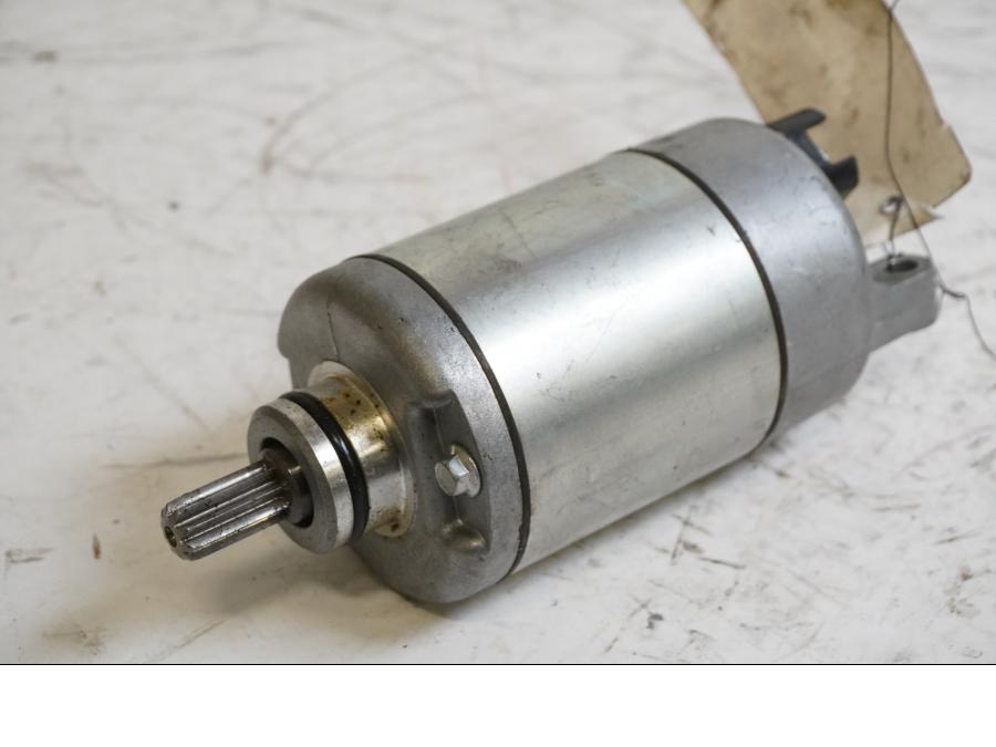 Framsidan på Startmotor från en Yamaha MT-09 Tracer -2015 motorcykel.