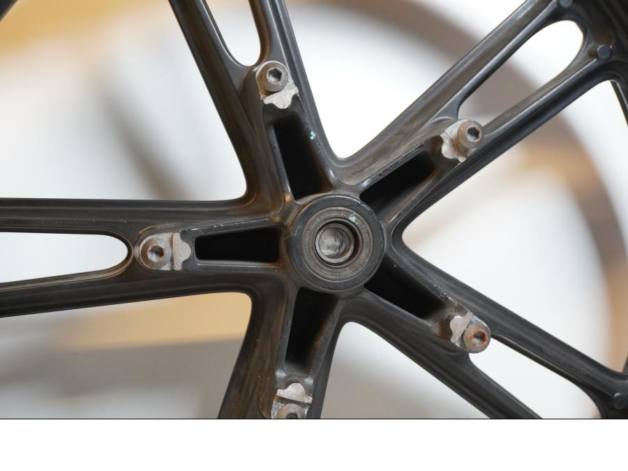 Extrabild3 på Fälg från en Yamaha YZF-R 125 -2009 motorcykel.