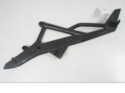 Framsidan på Fotpinnefäste från en Kawasaki ER-6N ABS -2010 motorcykel.