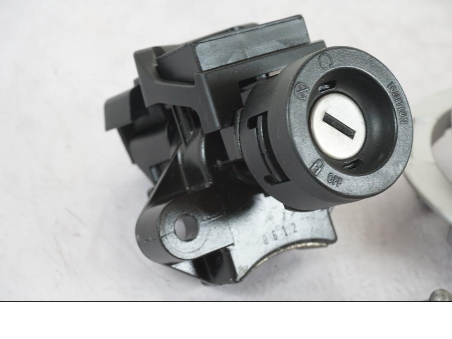 Vänster sida på Låssats från en BMW R 1200 GSA -2012 motorcykel.