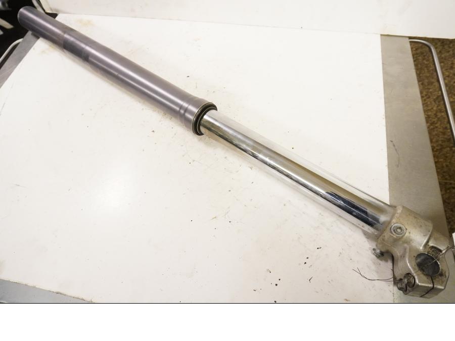 Framsidan på Gaffelben från en KTM 625 SXC -2004 motorcykel.