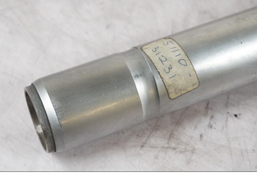 Baksidan på Gaffelben från en Universal Suzuki RE5 -1980 motorcykel.