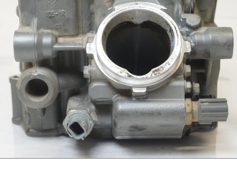 Snett uppifrån på Topplock från en KTM 1190 Adventure -2015 motorcykel.