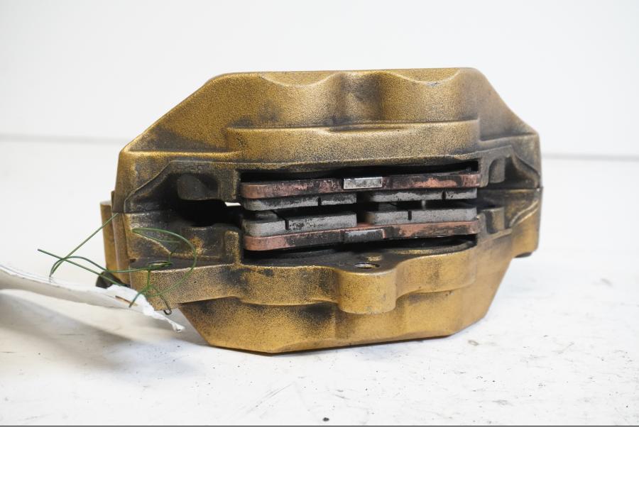 Höger sida på Bromsok från en Honda CBR 900 RR -2000 motorcykel.