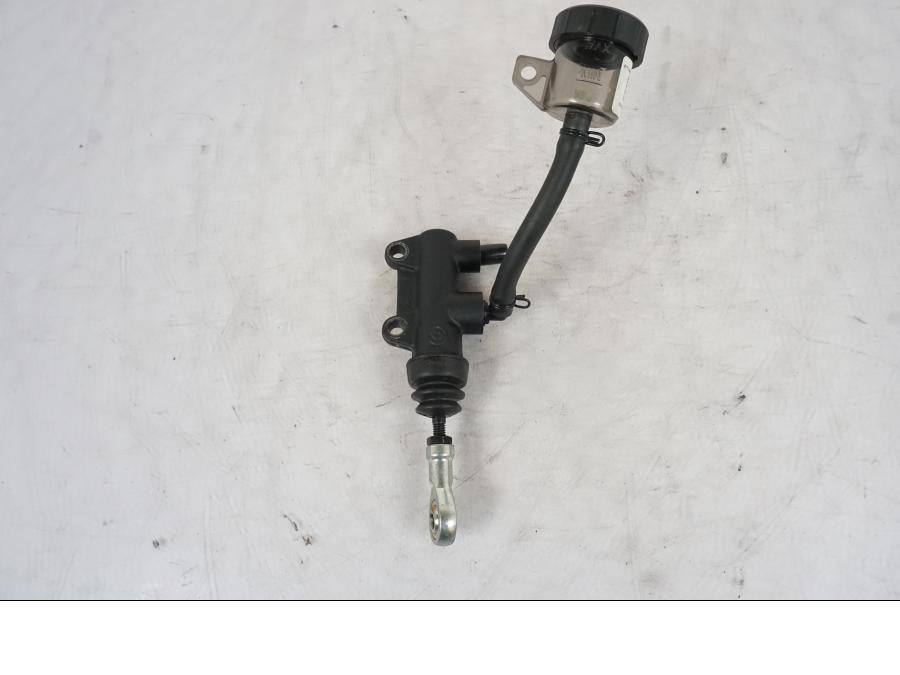 Framsidan på Bromshuvudcylinder från en KTM 1290 Super Duke R -2023 motorcykel.