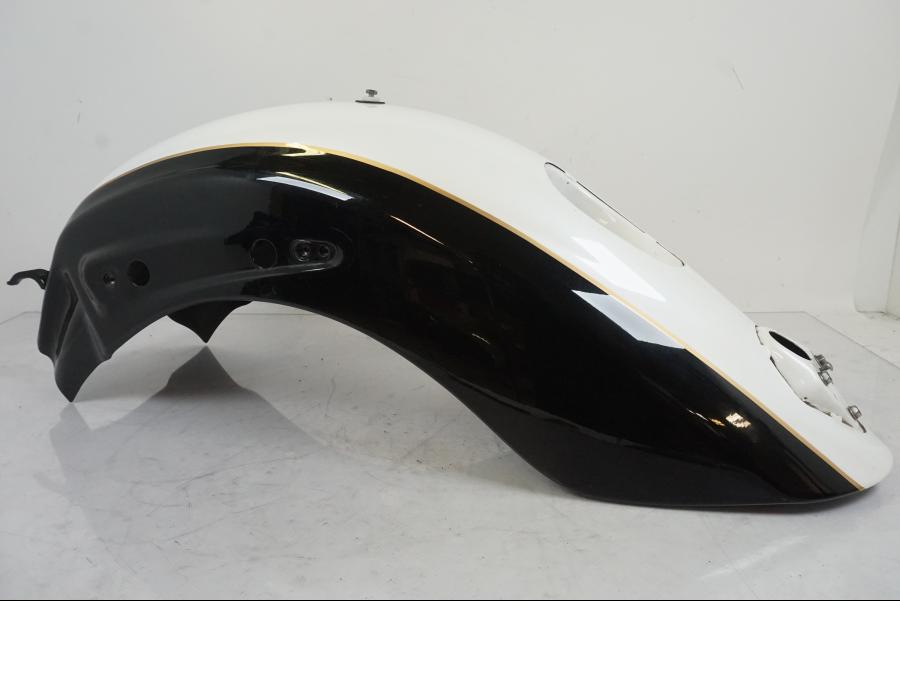 Snett nerifrån på <p>Bakskärm till Triumph Rocket III Touring.</p>

<p>En mindre repa finns se bild.</p> motorcykel.