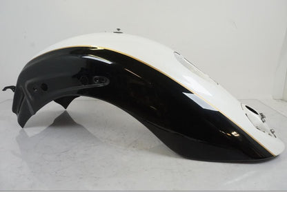 Snett nerifrån på <p>Bakskärm till Triumph Rocket III Touring.</p>

<p>En mindre repa finns se bild.</p> motorcykel.